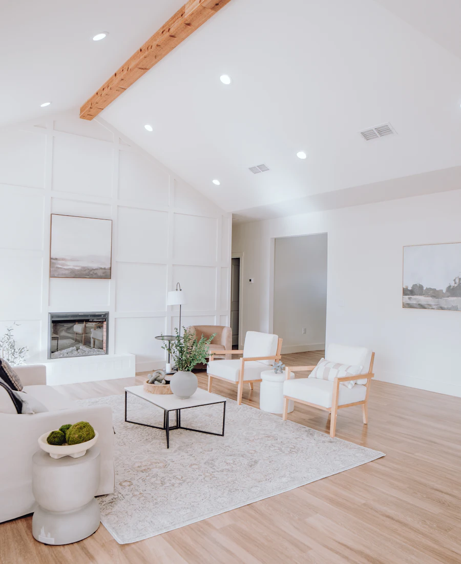 Ahşap zeminli, beyaz duvarlı yenilenmiş salon