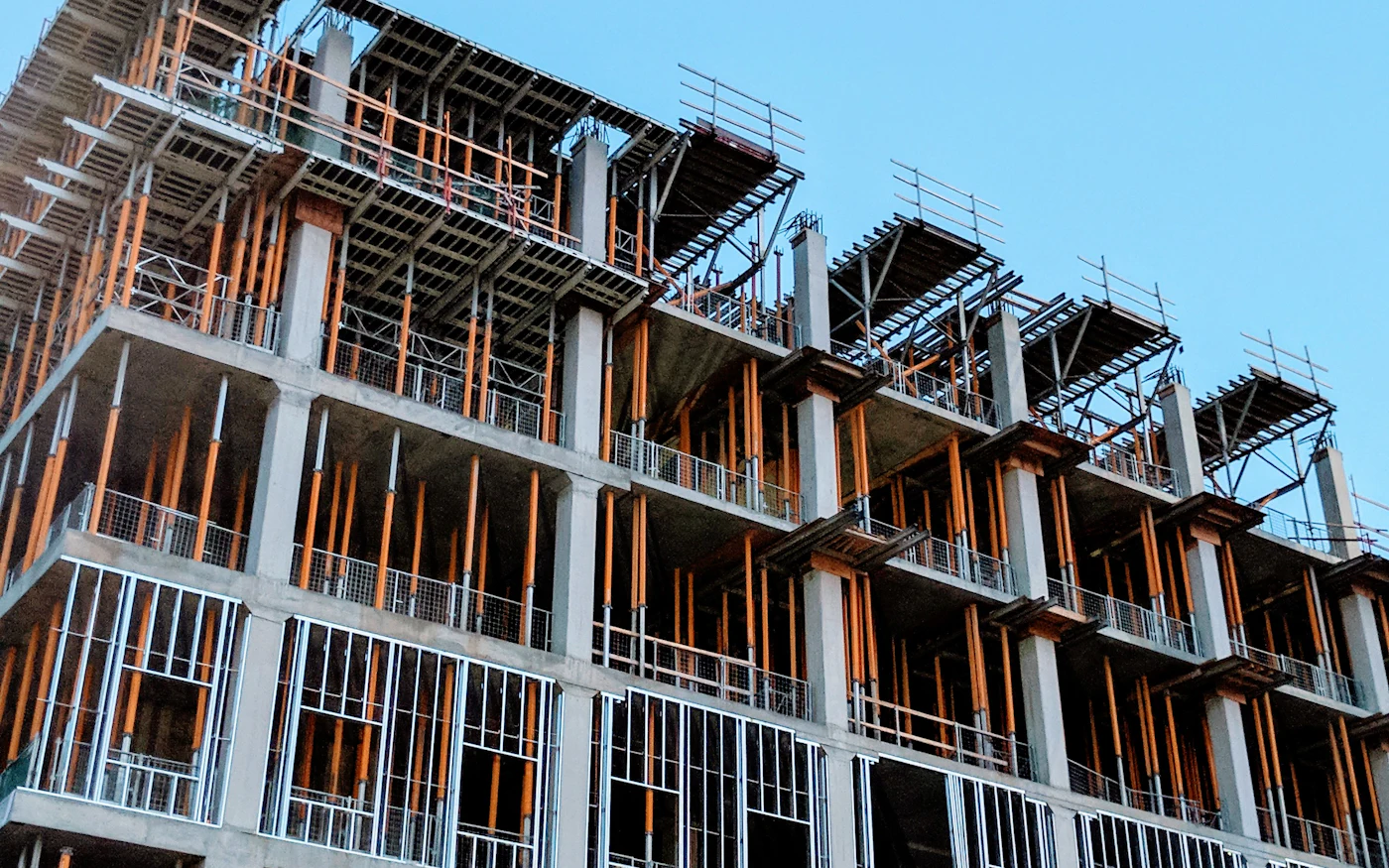 Kalıp ve iskeleleri kurulmuş, yapımı süren betonarme apartman