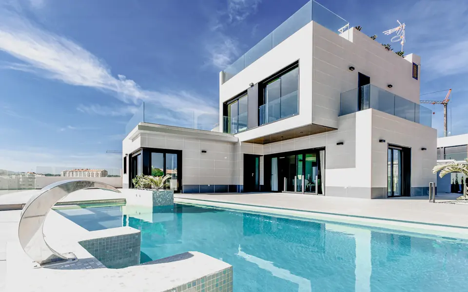 Havuzlu, cam korkuluklu beyaz modern villa