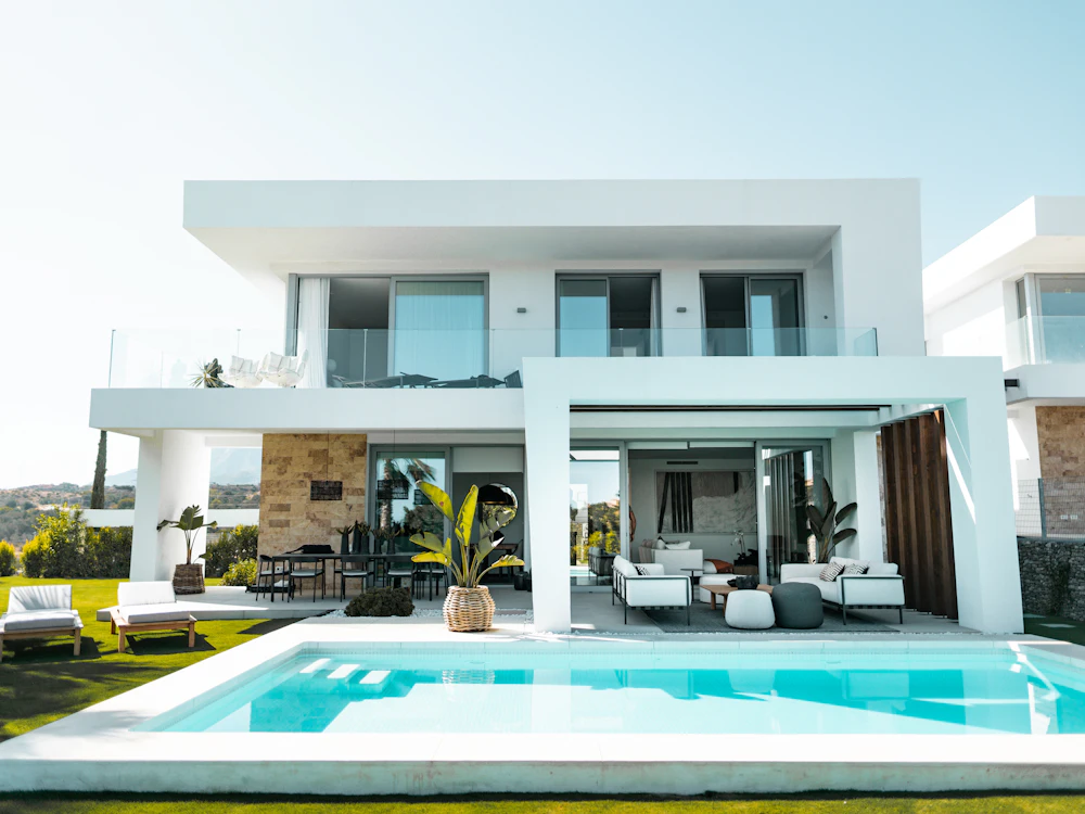 Havuzlu ve dinlenme alanlı beyaz villa